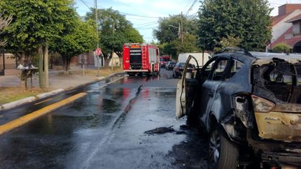 El auto quedó destruido por el incendio.