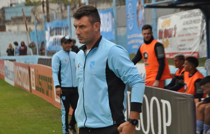 El ex entrenador de Defensores Unidos de Zárate es el principal candidato a dirigir a Brown de Adrogué.