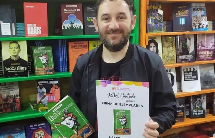 Fernando en la Feria del Libro estuvo firmando ejemplares.