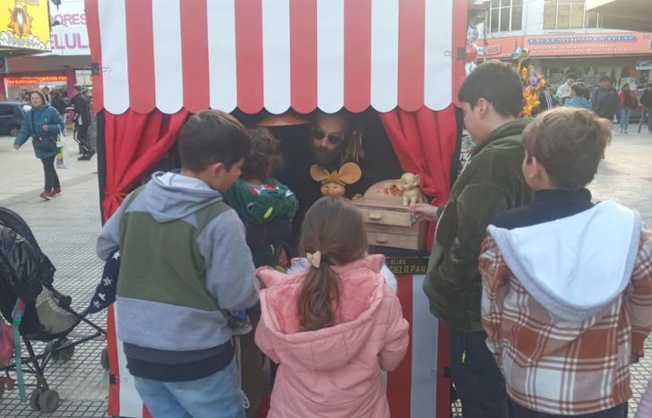 El espectáculo se realiza de lunes a sábados, de 14.30 a 20. La función dura 40 minutos.