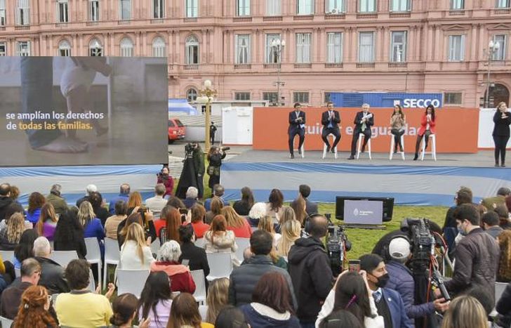 La obligación de cuidar a los hijos es del padre y la madre.