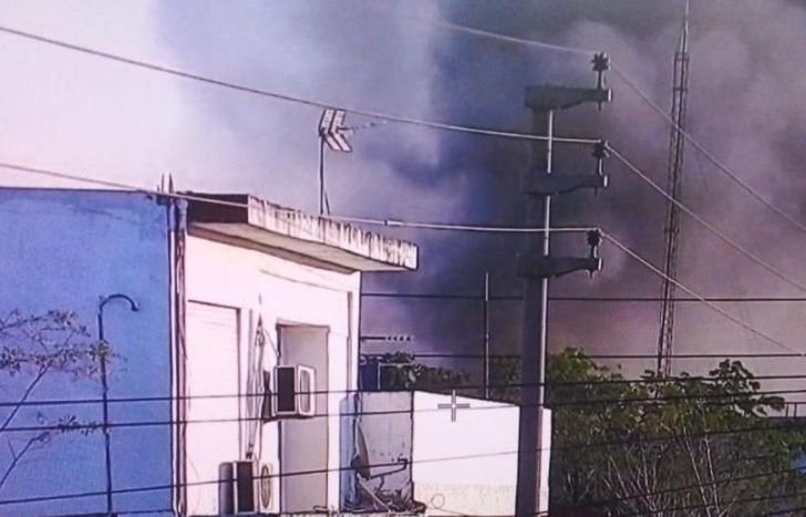 La humareda pudo verse desde varias cuadras a la redonda.
