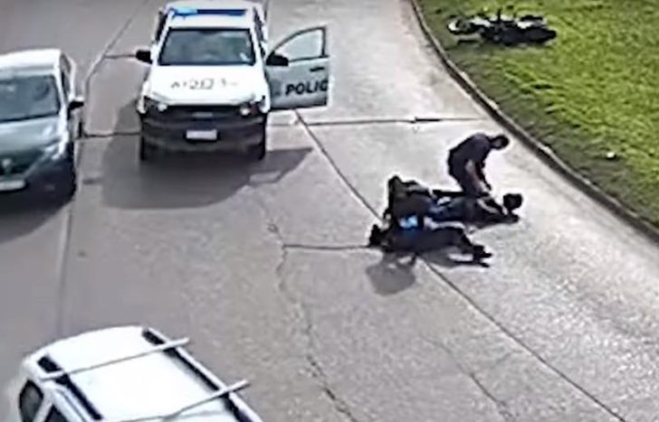 El momento de la detención, en la rotonda de Llavallol.