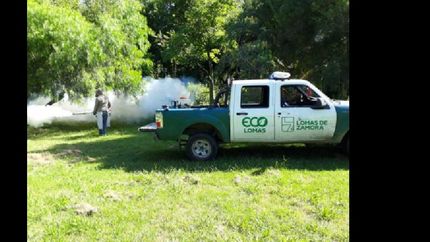 Lomas: intensifican la fumigación en calles y plazas para evitar enfermedades