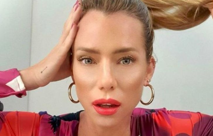 La rubia salió a bancar a la modelo.