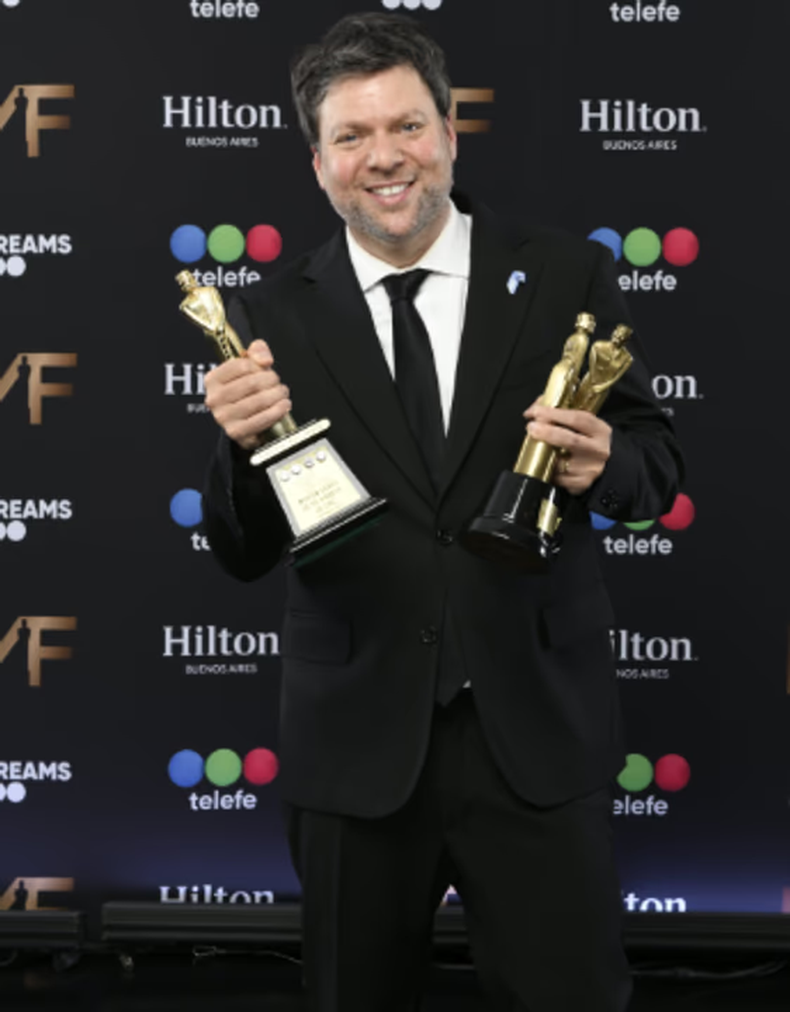 Guido Kaczka con su Martin Fierro. 