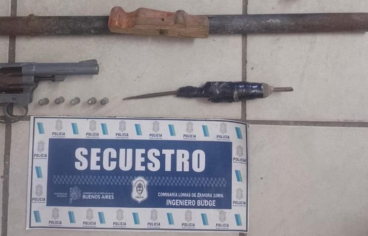 Armas incautadas al hombre detenido.