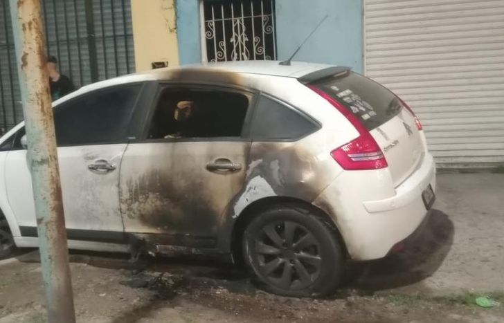 Así quedó el auto tras el incendio.