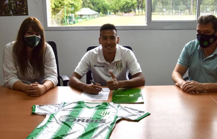 Coronel firmó su contrato acompañado por Barbuto y Tucker.