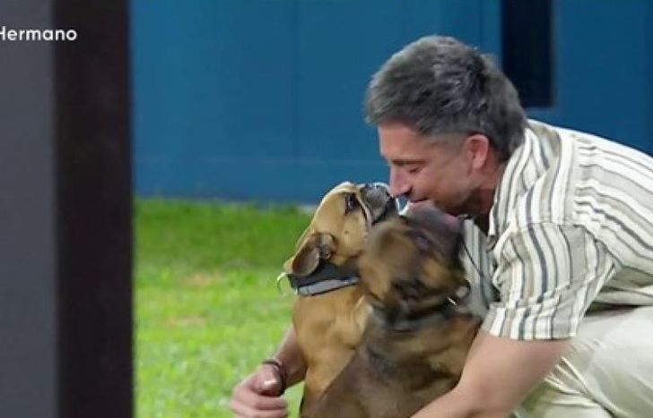 Devi con sus perros en Gran Hermano.