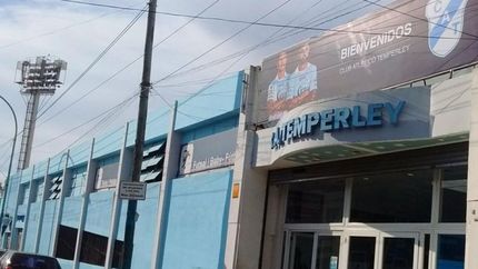 Con las puertas cerradas. Con las puertas cerradas.