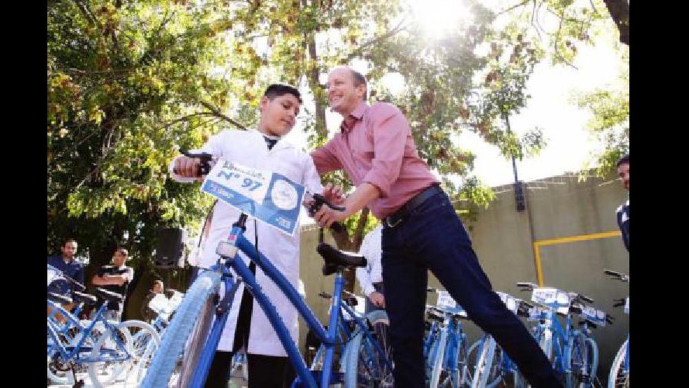 Martín hizo la primera entrega de bicicletas para alumnos de Lomas