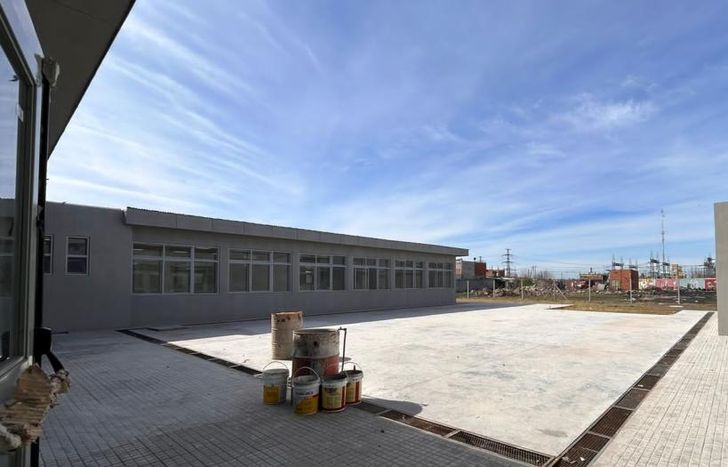 Así está quedando el patio de la primaria N°99 de Barrio Obrero, Santa Catalina.