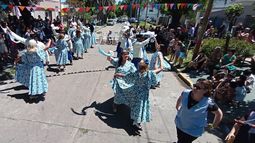 Llavallol se vistió de celeste y blanco para celebrar el aniversario de la escuela.