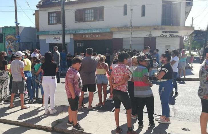 Vecinos se autoconvocaron y reclamaron la detención del hombre.