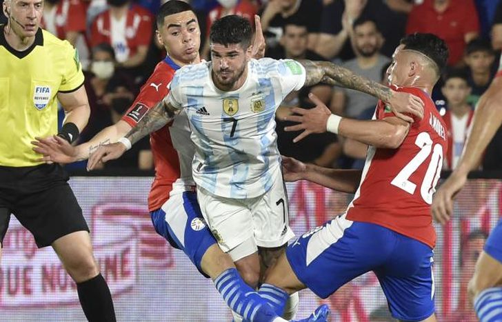 De Paul intenta pasar entre Almirón y Morel.