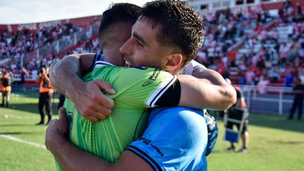 Mastrolía se abraza con Monti, quien asistió a Brandán en el 1-0. Mastrolía se abraza con Monti, quien asistió a Brandán en el 1-0.