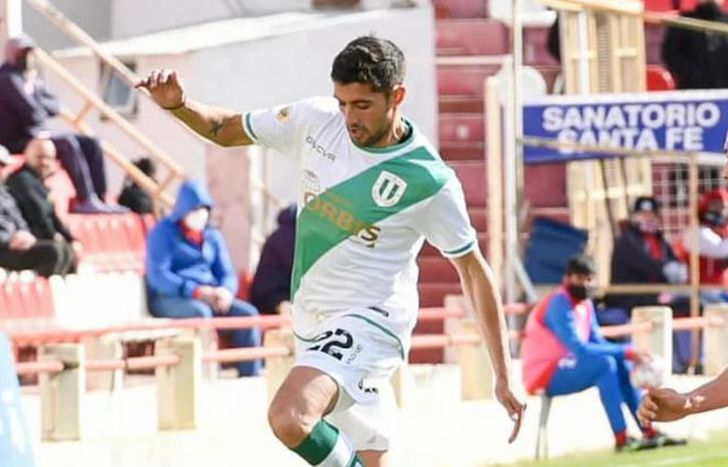 Álvarez domina el balón mientras se acerca Corvalán.