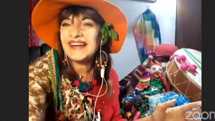 Disfrazada y con actitud, Graciela encaró la maratón de cuentos.