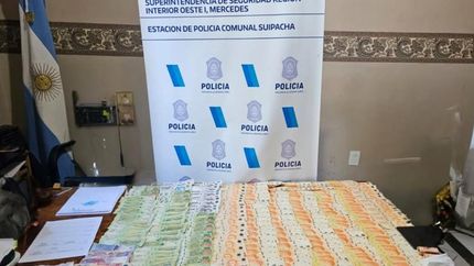 El dinero incautado al vecino de Llavallol. El dinero incautado al vecino de Llavallol.