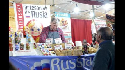 con stand de diferentes países.