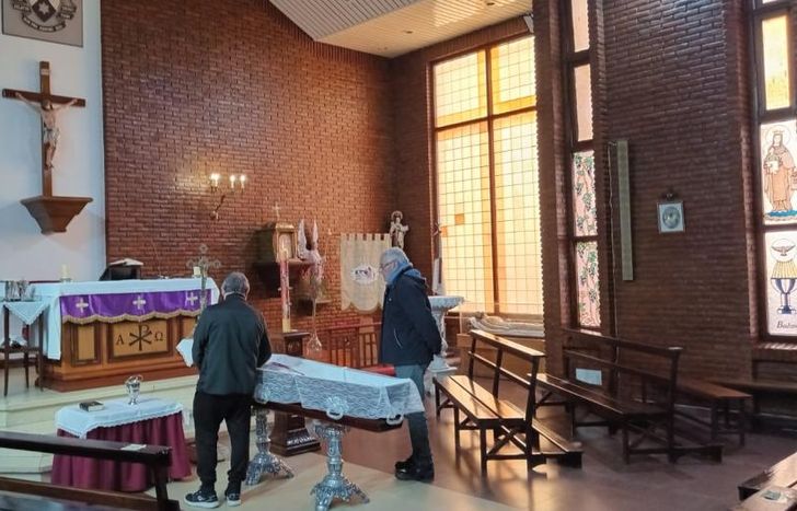 Los vecinos pueden acercarse a despedirse de él.