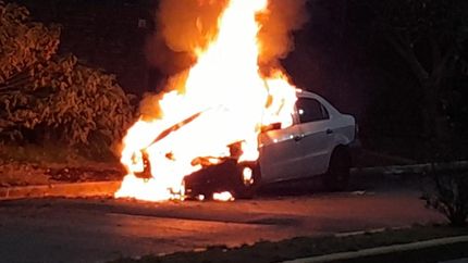 El auto se incendió este lunes por la mañana en Villa Centenario.