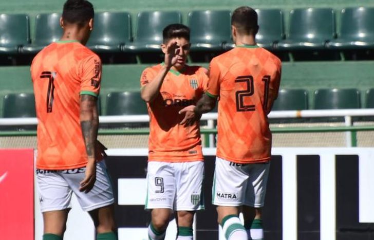 Los saludos para Fontana, autor del gol del empate ante Ferro.