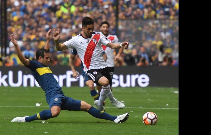 Izquierdoz barre a Martínez y le quita la pelota.