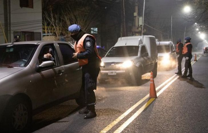 Infectólogo asegura que no alcanza con la restricción nocturna.
