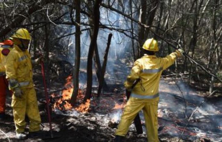 el viento es lo que no ayuda para terminar con los focos de incendio.