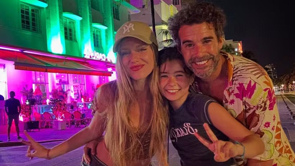 Nicolás Cabre con Rocío Pardo y Rufina.&nbsp;