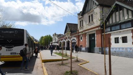 El Municipio de Lomas finalizó las obras en el espacio de trasbordo de la estación de Banfield. El Municipio de Lomas finalizó las obras en el espacio de trasbordo de la estación de Banfield.