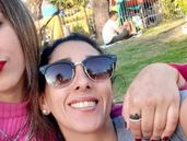 Lara Fernández junto a su madre.