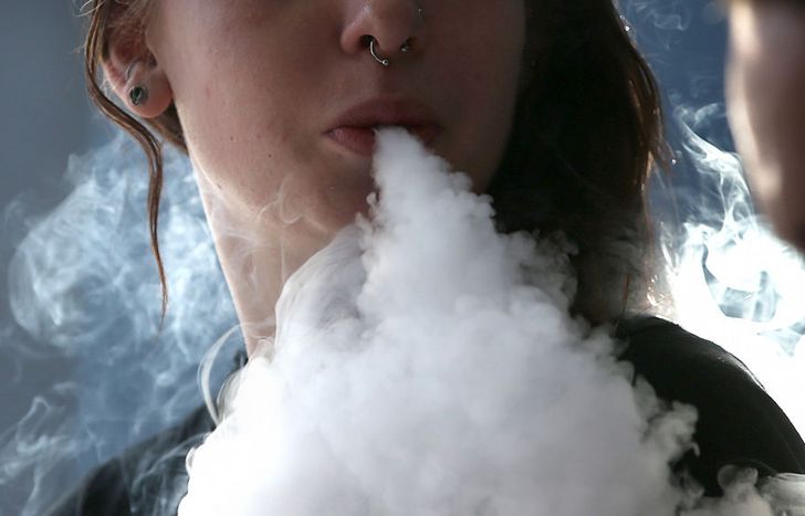 Salud: cada vez más adolescentes consumen cigarrillos electrónicos.