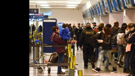 Télam, 10/06/2016 - Buenos Aires  Aeroparque Jorge Newbery. Los controladores aéreos nucleados en La Asociación de Trabajadores del Estado (ATE) comenzaron a las 6 un paro de 48 horas en los aeropuertos del todo el país, por lo que se registran demoras y cancelaciones en los vuelos de cabotaje e internacionales. Foto: Carlos Brigo