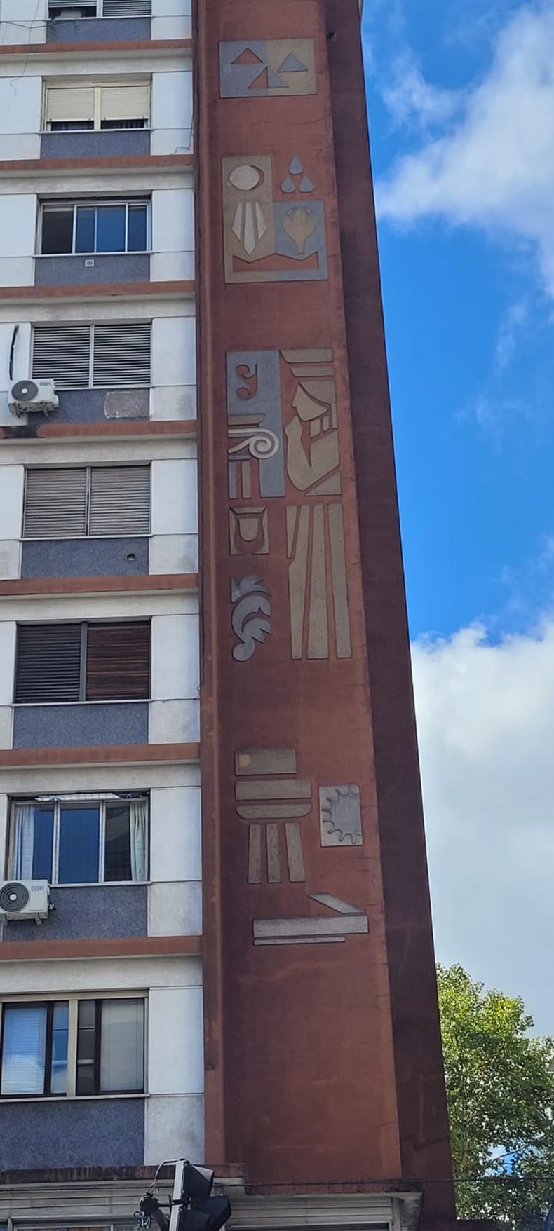 Seg&uacute;n pudo averiguar este medio, el edificio fue construido en la d&eacute;cada de 1960, en una etapa de crecimiento urbano y modernizaci&oacute;n de Lomas.