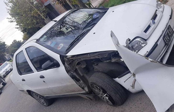 Así quedó el frente del auto dañado por el choque.