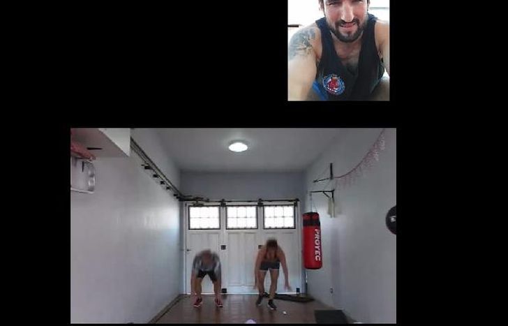 Con sus alumnos realiza entrenamientos personalizados por las plataformas de video.