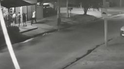 Una cámara de seguridad captó el momento del crimen.