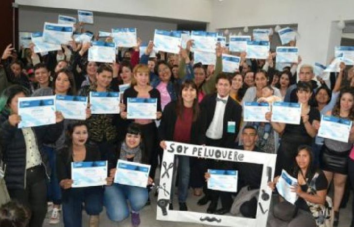 entregaron los diplomas del curso de peluquería.
