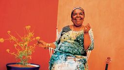 Cesária Évora, La diva de los pies descalzos
