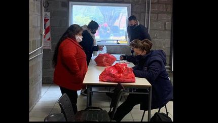 lomas: entregan bolsones de comida a comerciantes que sufren el parate economico
