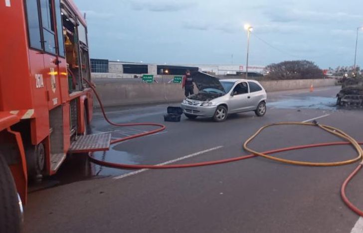 Chocaron dos autos y uno se prendió fuego.