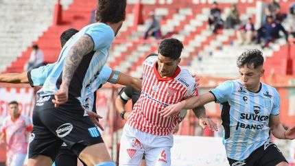 Bellone aguanta la marca rival.