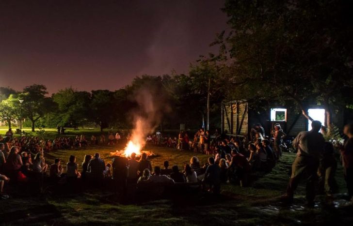 La noche terminará con un fogón y un número artístico.