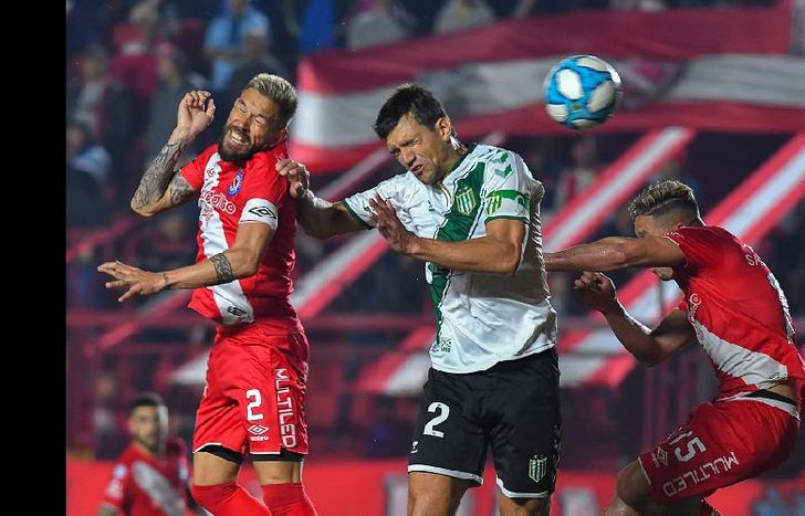 banfield lució incómodo y sufrió mucho por los errores en defensa.
