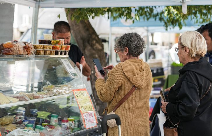 Venderán alimentos y productos en la Plaza La Perla de Temperley.