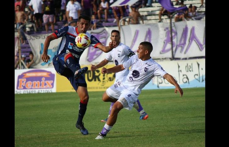 Brítez Ojeda, de flojo partido, no pudo ser el eje del juego.