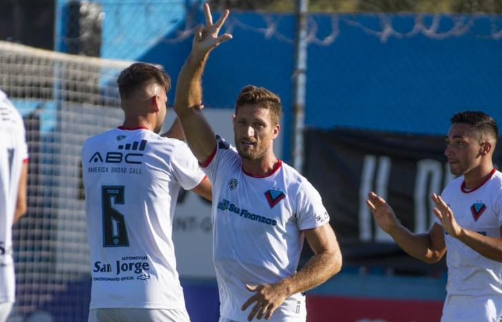 Mayola en el festejo de su gol.